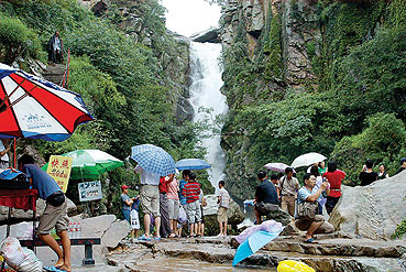 連云港漁灣風景區 飛瀑流泉引客來，自然勝境展新顏